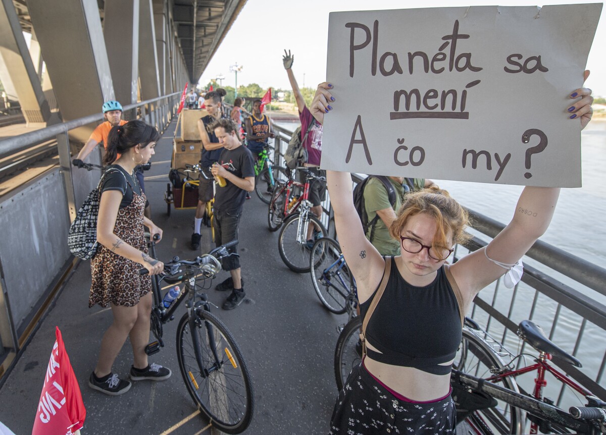 Aktivisti z Greenpeace Slovensko a ďalších organizácií jazdia počas protestnej cyklojazdy spojenej s kajakovým protestom, aby verejne vyjadrili nesúhlas s plánovanou výstavbou plynového LNG terminálu v bratislavskom verejnom prístave, 14. júla 2021.
