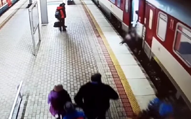 VIDEO: Hororová scéna na stanici v Trnave. Žena spadla pod vlak, lebo naň naskakovala, keď sa už hýbal.