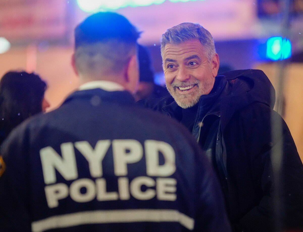 George Clooney na natáčení v únoru 2023.