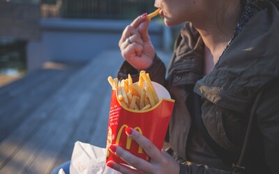 McDonald's končí s papírovými podložkami na tácech. Kvůli ekologii, tvrdí fastfood.