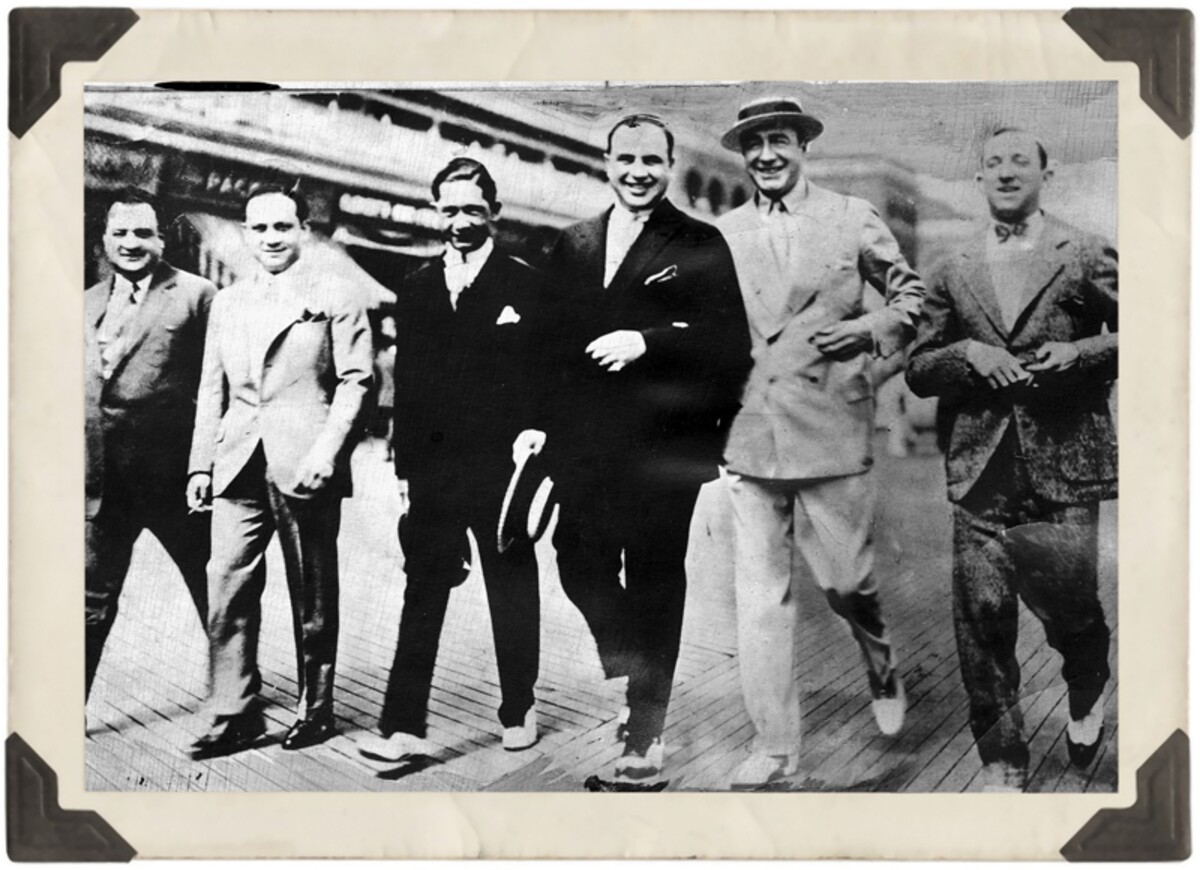 Al Capone na fotografii s Nuckym Johnsonom, ktorý ovládal Atlantic City. Jeho fiktívnu verziu si v seriáli Boardwalk Empire zahral Steve Buscemi.