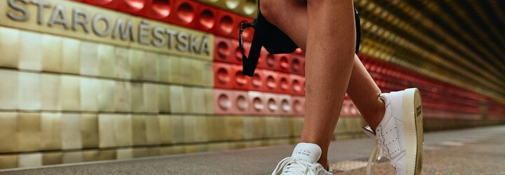 Móda z metra: Mladí Pražané mají v oblibě bílé tenisky. Jaké kreace s nimi předvedli?
