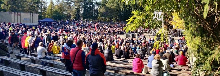 Spievajú a sú bez rúšok, policajný prezident im sľuboval prekvapenie. Na proteste v Rimavskej Sobote je približne 3 000 ľudí