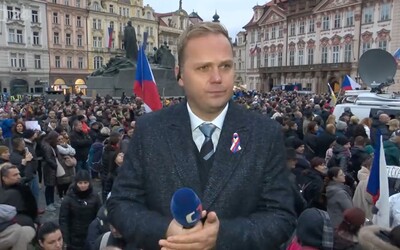 Demonstrace Chcípl pes: „Ty raubíři! Vlastizrádče!“ křičeli demonstranti na reportéra České televize (VIDEO).