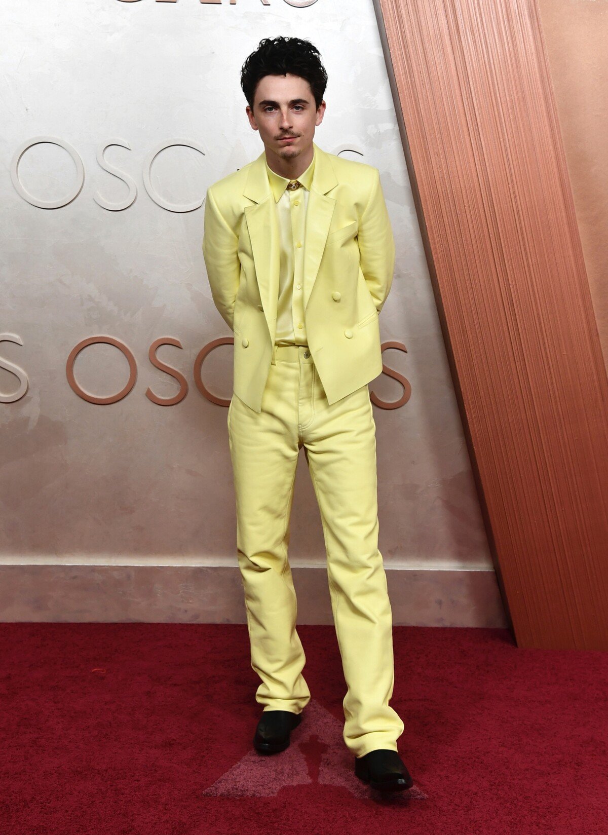 Timothée Chalamet na odovdávaní Oscarov v žltom obleku z dielní módneho domu Givenchy.