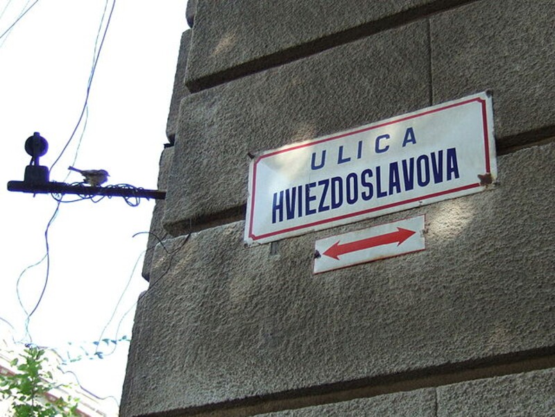 V akej póze zachytáva socha Hviezdoslava na rovnomennom námestí v Bratislave?
