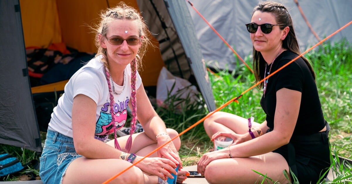 Jak přežít menstruaci na letním festivalu? Ptali jsme se na Rock for People, co vám nejvíce chybí (Anketa)