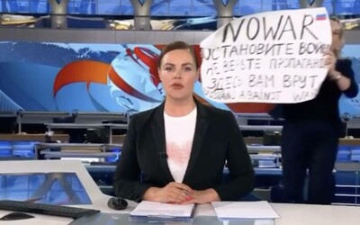 Novinářka, jež protestovala v živém vysílání ruské státní televize proti válce na Ukrajině, našla novou práci v německém deníku.
