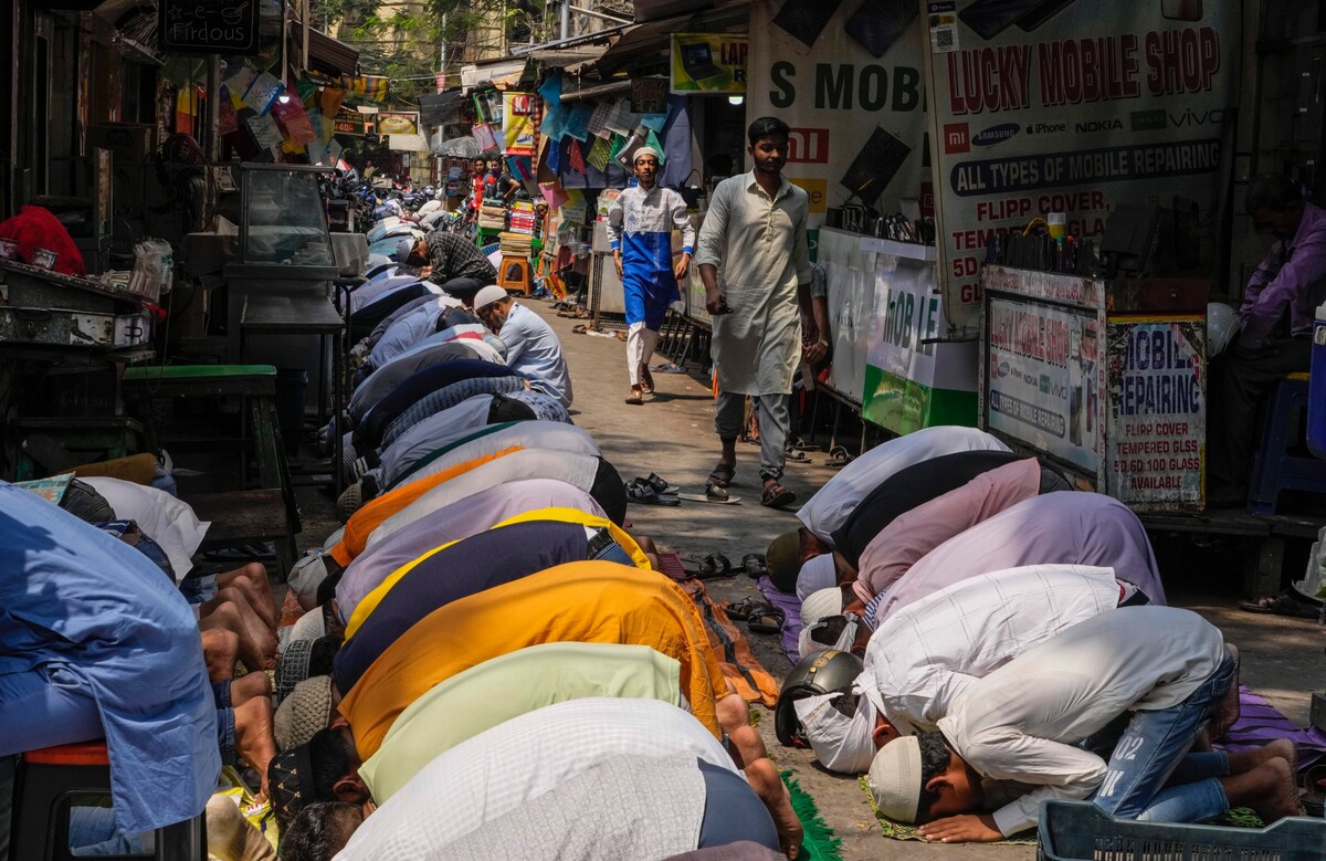 Muslimové se modlí třetí pátek islamského posvátného měsíce ramadánu v mešitě v Kalkatě v Indii