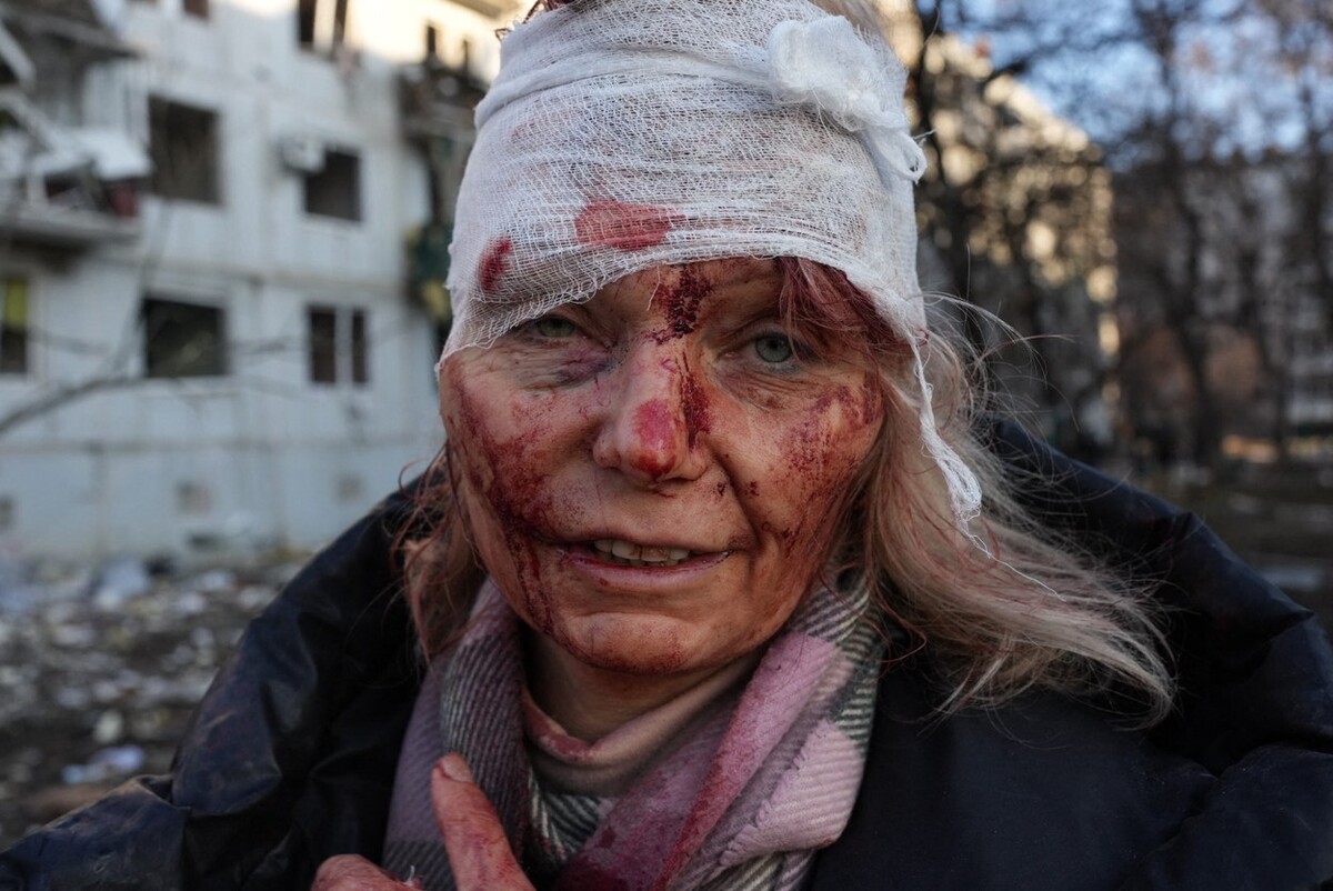 Olena Kurylo po nálete ruských síl, ktoré poškodili bytový komplex neďaleko Charkova na Ukrajine 24. februára 2022.