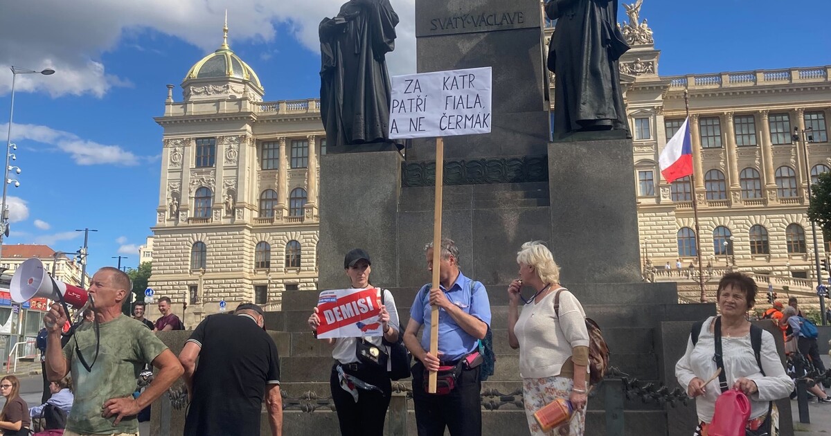 Demonstranti přišli před ministerstvo spravedlnosti podpořit Tomáše Čermáka odsouzeného za podněcování k teroristickému útoku