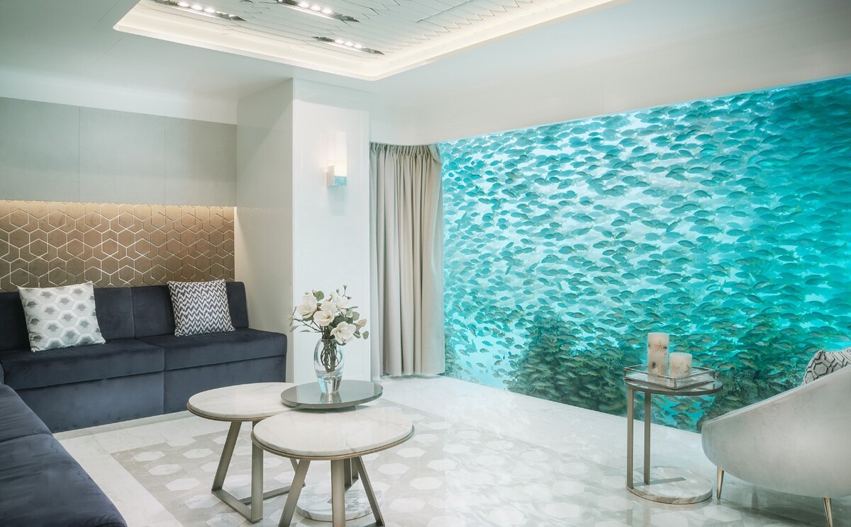 Plávajúce vily, kde v spodnej časti sú dve zasklené miestnosti s umelými koralmi a vďaka nim tam plávajú ryby. Cena je cca 4 600 000 eur.