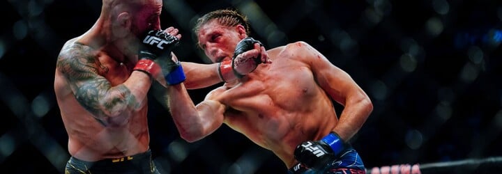 UFC má za sebou další krvavý boj o titul na pět kol. Pás zůstává šampionovi, přežil tři pokusy o submise