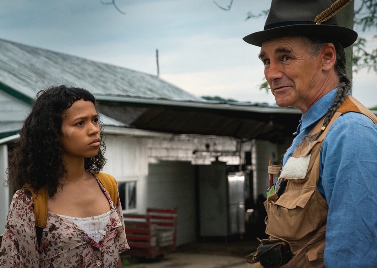 Taylor Russell a Mark Rylance v snímke Bones & All.