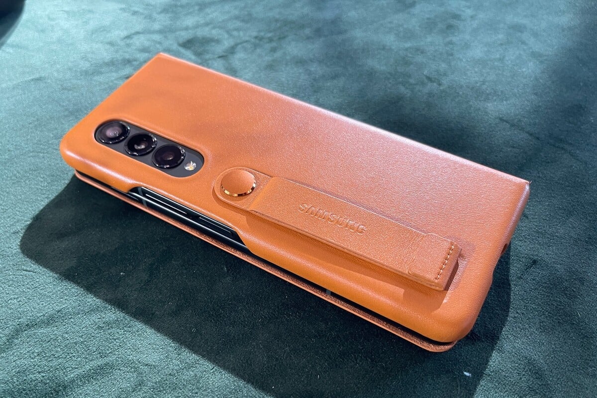 Galaxy Z Fold3 s koženým puzdrom