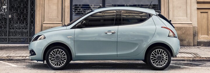 Slávna Lancia chystá veľkolepý návrat, kým sa tak stane, opäť vynovuje zastaraný model Ypsilon