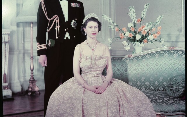 Kráľovná Alžbeta II. sa do princa Philipa zaľúbila už ako 13-ročná. Toto je príbeh ich lásky, ktorá vydržala viac ako 70 rokov