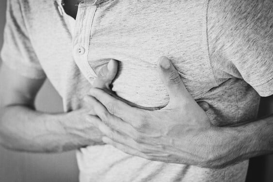 Čo by si urobil, keby osoba vedľa teba dostala srdcový záchvat, teda infarkt? 