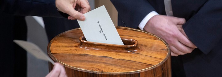Rakúsky parlament schválil veľkou väčšinou povinné očkovanie proti covidu. Za porušenie hrozí až 3600-eurová pokuta