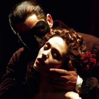 Kto si zahral Fantóma opery v rovnomennom muzikáli Joela Schumachera?