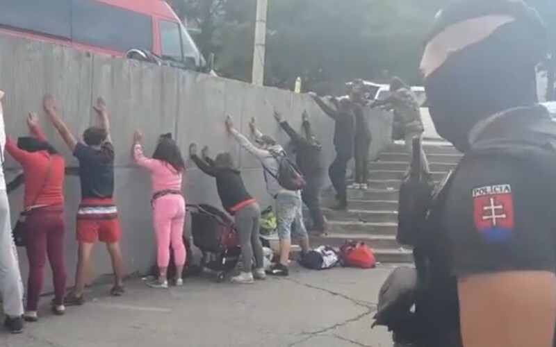 VIDEO: Ľudia s rukami nad hlavou opretí o múr, ktorých obchádzajú policajti. Prečo boli v Pentagóne dve policajné akcie?