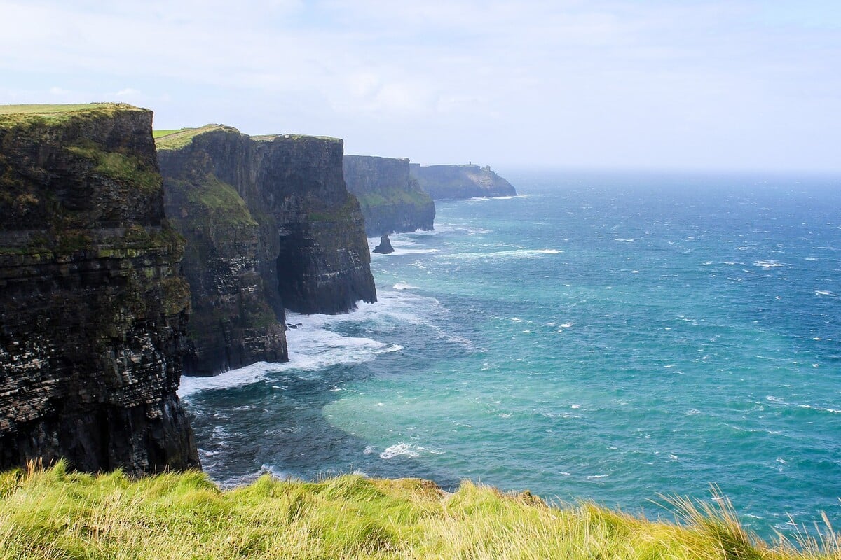 Moherské útesy v Írsku patria medzi najpopulárnejšie turistické atrakcie v celej krajine.