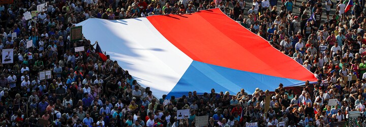 Na Václaváku je prý až 120 tisíc lidí. Zřejmě jde o největší demonstraci od listopadu 1989