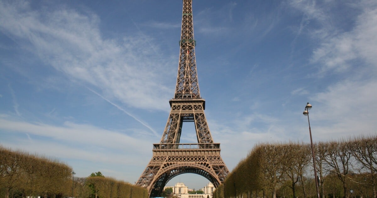 Část Eiffelovy věže může být tvoje. Kousek pařížské historie bude brzy na prodej