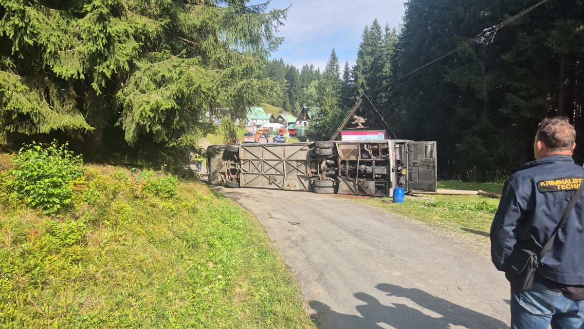 Havarovaný autobus ve Starých Hamrech.