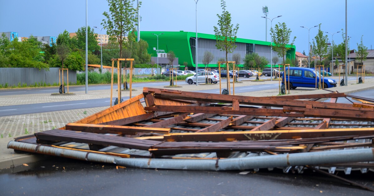 Slovenskem se prohnaly katastrofální bouřky. Osmnáct měst vyhlásilo výjimečný stav, nebezpečí hrozí i dnes