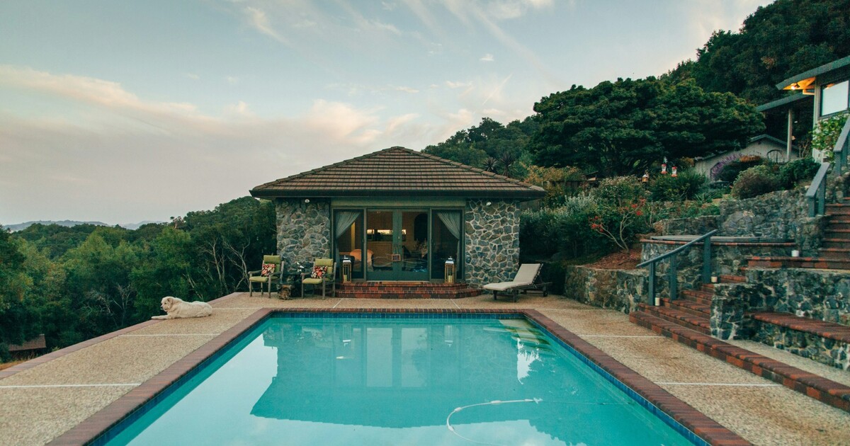 VIDEO: Internet se baví turistou, který na Tenerife sprintoval pro lehátka. Video pobouřilo ostatní turisty