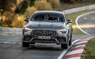 2 roky staré AMG překonalo rekord nového Porsche. GT 63 S prolétlo slavným Nürburgringem 2 roky staré AMG překonalo rekord nového Porsche. GT 63 S prolétlo slavným Nürburgringem