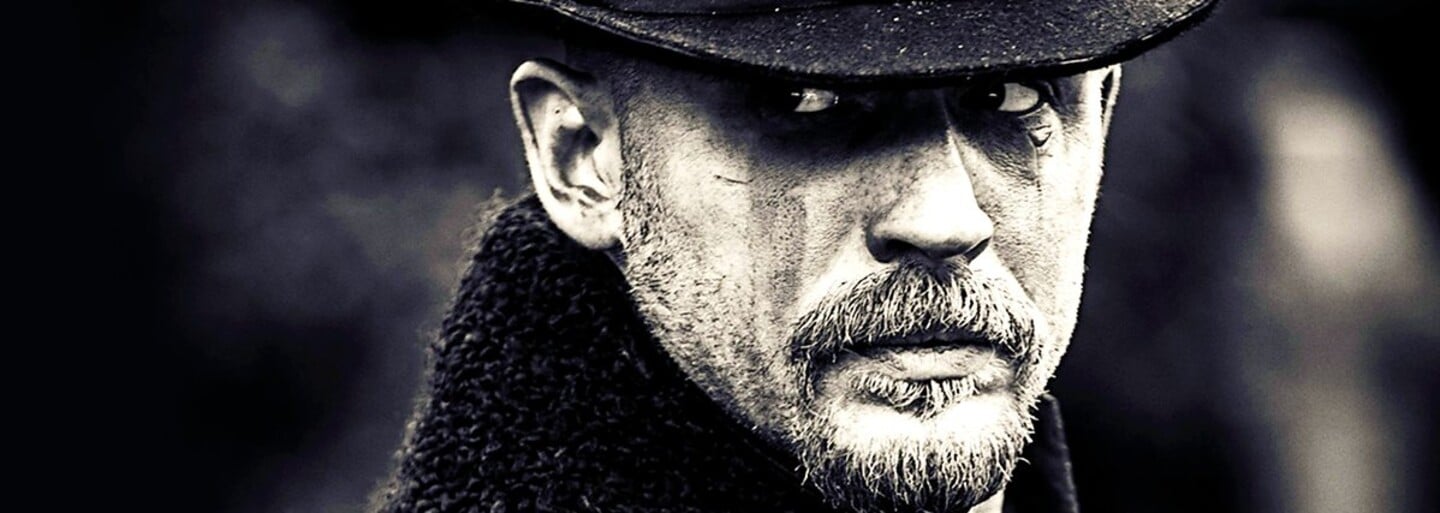 Druhá série Taboo potvrzena! Vrátí se i Tom Hardy, tvůrce Peaky Blinders a Ridley Scott