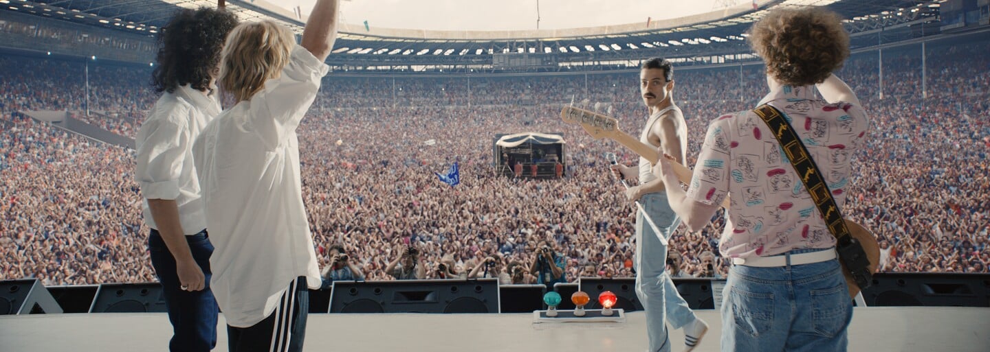 20 minútové porovnanie Bohemian Rhapsody s Live Aid koncertom ťa presvedčí, že Rami Malek dokonale skopíroval Freddieho Mercury