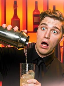 20 (ne)vhodných otázok na barmana: Aký drink by namiešal prezidentovi a čo najčudnejšie našiel po zatváračke?