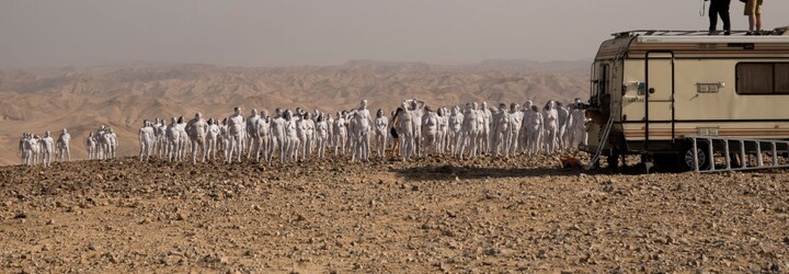 200 nahých ľudí pózovalo neďaleko Mŕtveho mora. Umelec chcel poukázať na ekologický problém