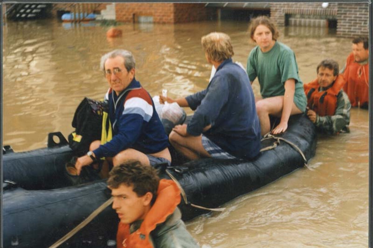 Vojáci pomáhají lidem ze zaplavených domů při povodních roku 2002.