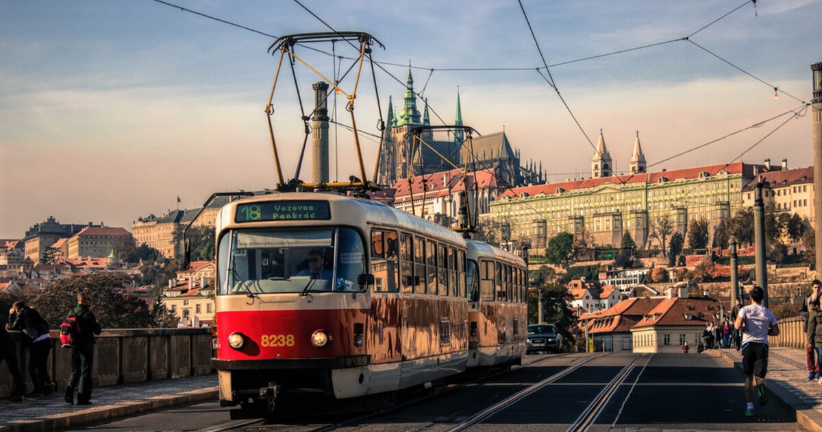 Nevíš, co darovat k Vánocům? Pronajmi v Praze tramvaj, zaplatíš jen pár tisíc a jede i přes Václavák