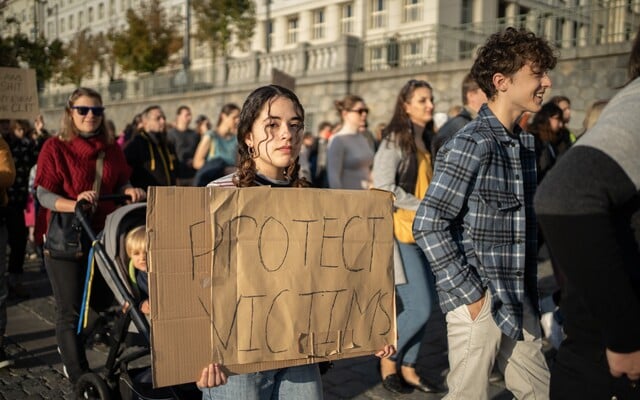 Fotoreportáž: „Justicí se necítím chráněna.“ Prahou prošel pochod proti bagatelizaci sexualizovaného a domácího násilí