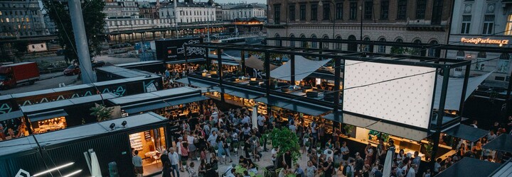 Pražský Manifesto Market slaví první měsíc! Zanedbávanou plochu v centru proměnil v oblíbený festival jídla, kde zaplatíš jen kartou