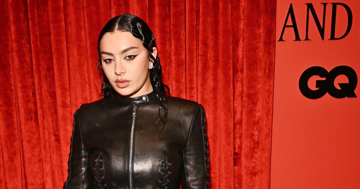 Charli XCX na straně obětí ničivých požárů. Vyzvala módní značky, aby darovaly oblečení potřebným