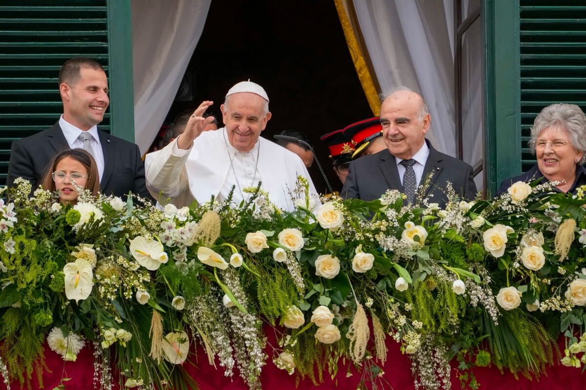 Zľava maltský premiér Robert Abela, jeho dcéra Giorgia Maeová, pápež František, maltský prezident George William Vella a jeho manželka Miriam mávajú z balkóna paláca 2. apríla 2022 vo Vallette. Pápež František pricestoval na dvojdňovú návštevu Malty.