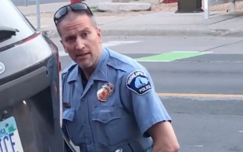 Policista, který klečel na krku George Floyda, je obviněn z vraždy třetího stupně a ze zabití. Hrozí mu 25 let vězení.