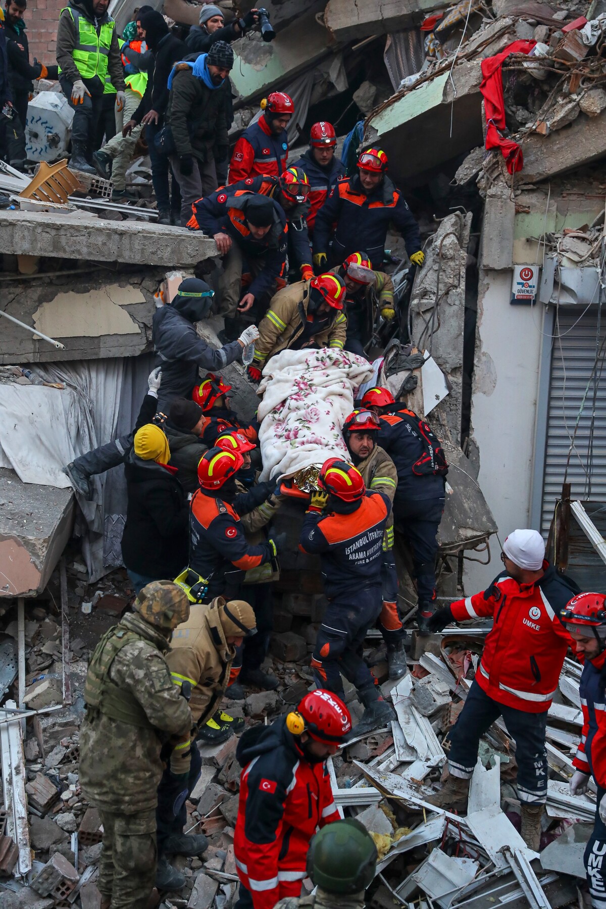 Tureckí záchranári odnášajú na nosidlách do sanitky 36-ročného Ergina, ktorého našli v sutinách budovy päť dní po ničivom zemetrasení.