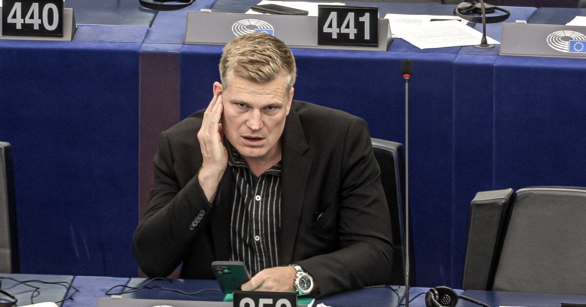 „Já ti ubližoval v afektu,“ měl údajně psát Turek expartnerce. Pokus o likvidaci před volbami, reagují Motoristé