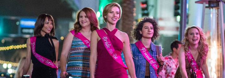 Scarlett Johansson sa so zdrogovanými kamoškami zbavuje mŕtveho striptéra so stoporeným penisom. Sledujte debutový trailer komédie pre dospelých