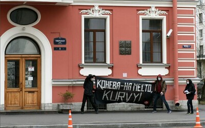 Ruští extremisté znovu protestovali proti přemístění sochy Koněva u ambasády v Petrohradu. Konzulát to zjistil z internetu.