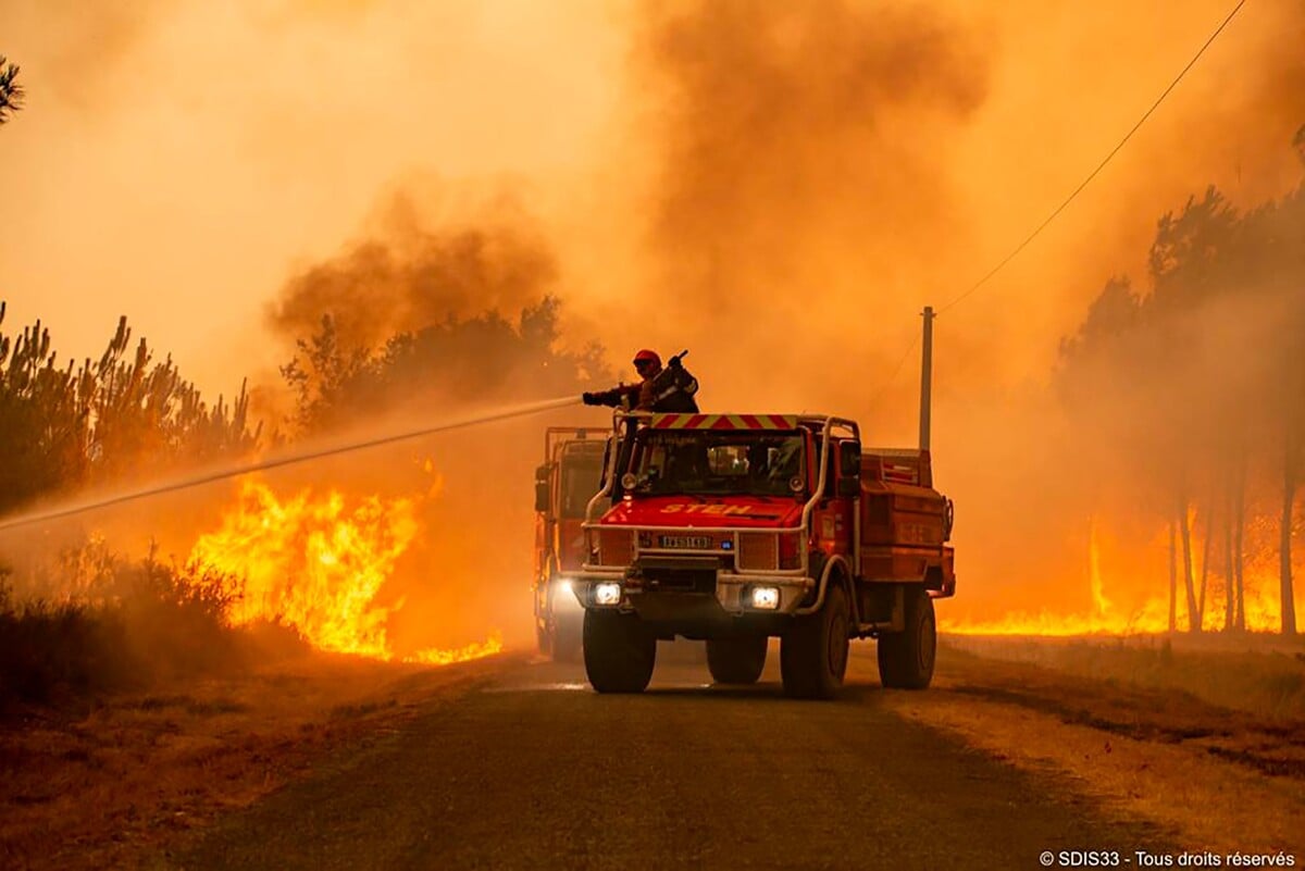 Hasiči hasia lesný požiar pri Hostense južne od Bordeaux na juhozápade Francúzska vo štvrtok 11. augusta 2022.