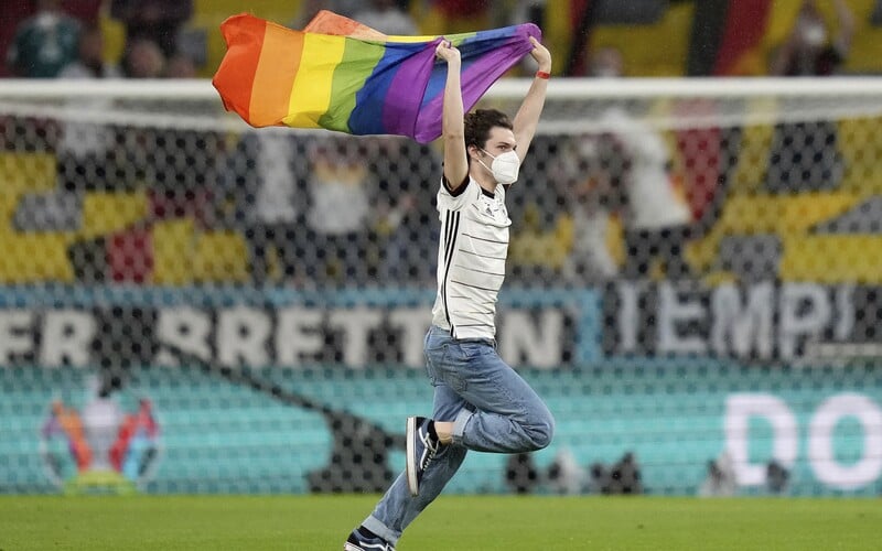Počas maďarskej hymny vbehol na štadión protestujúci s dúhovou vlajkou. Išlo o protest proti zákonu diskriminujúcemu LGBT+.