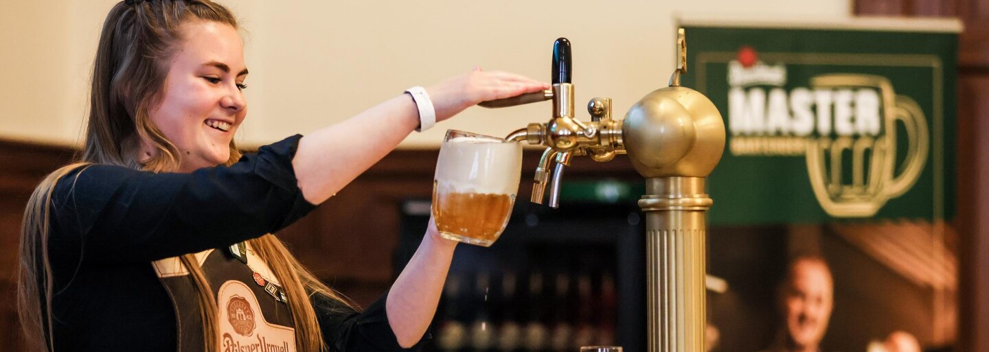 21-ročná Dorota je majsterkou za výčapom: Existuje trik, ako hneď zistiť, či ti v podniku pivo načapovali správne (Rozhovor)
